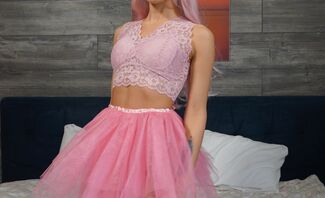 Kris The Foxx Shows Us Her Pretty Pink Pussy